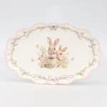Блюдо "Пара кроликів у квітковому полі", біле, 33*20 см, кераміка